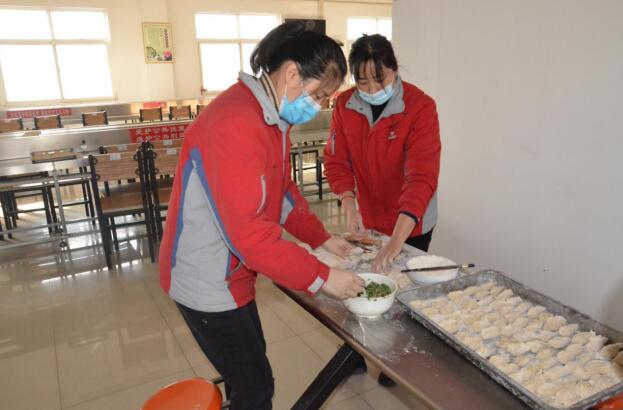 冬至包饺子   温情暖寒冬